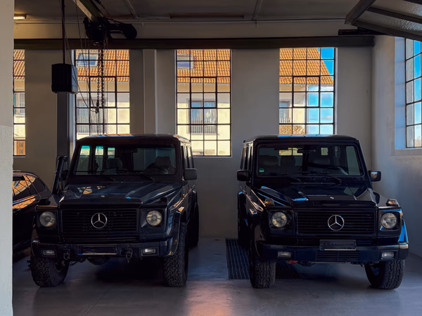 Zwei Mercedes G-Klassen bei der Dachträger-Montage